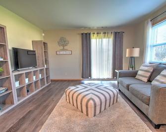 Chicagoland/Northwest Indiana Corporate Condo Travel Nurses /Oil Refinery - Merrillville - Living room