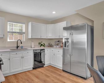 10 Min Walk to DT Davidson|Game Room|Firepit|Pets - Davidson - Kitchen