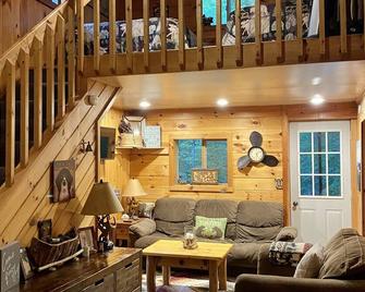 Cozy cabin in the heart of the Adirondacks - Old Forge - Вітальня
