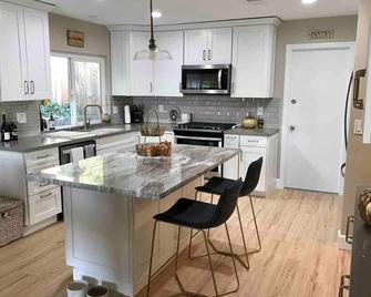Canyon View Tranquil Oasis w/ Private Pool and Dreamy Sunsets, New Backyard - San Diego - Kitchen