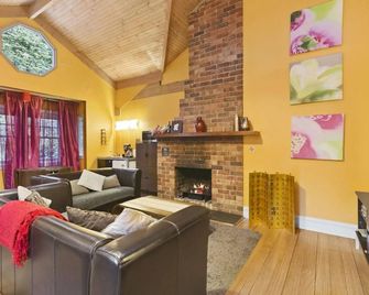 Linden Gardens Rainforest Retreat - Mount Dandenong - Living room