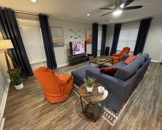 New The Drover By Usao - King Bed - Smarttv - Quiet Street! - Chickasha - Вітальня
