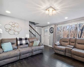 Sakura House: Spacious 4BR w/ Gym & Premium Design - Northborough - Living room
