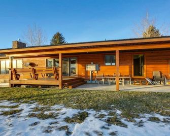 Beautiful Ranch Retreat Custom Home Close and Convenient with a country feel. - Afton - Patio