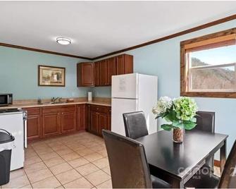 Reopened since Helene! Stay right in the heart of Hot Springs, NC - Hot Springs - Cocina