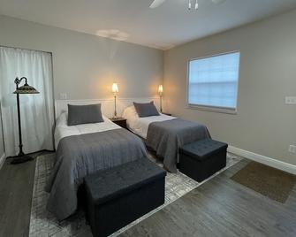 Comfortable studio located on 3.25 pastured acres on a private farm. - Ocala - Bedroom