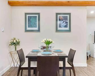 Adorable new studio with free parking and WiFi - Federal Way - Restaurant