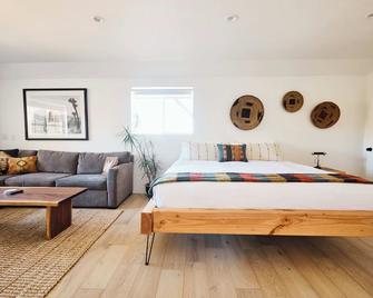 Salt Water Pool, Spa, Sauna, Piano, Cinema Room, Views, Walk To Pappy's - Pioneertown - Habitación