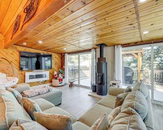 Wraparound Deck And Grill Wrightwood Cabin Near Pct - Wrightwood - Living room