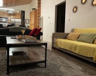 We are booking for fall and winter! - Arnold - Living room