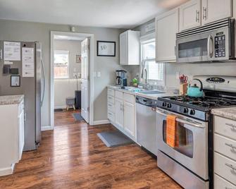 Cheerful 2-Bedroom with convenient Expressway access - Springfield - Kitchen