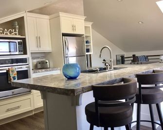 Stunning seaside suite in a beautiful setting close to several amenities. - Cardigan - Cocina