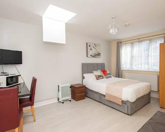Newly Refurbished Studio, 20 Mins to London Bridge - Orpington - Bedroom