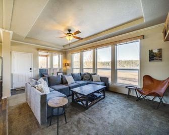 Newport Riverfront Home w/ Deck + Fire Pit! - Newport - Living room