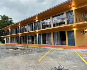 Royal Inn - Live Oak - Building