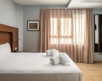 Hotel Madanis Liceo - L'Hospitalet de Llobregat - Bedroom