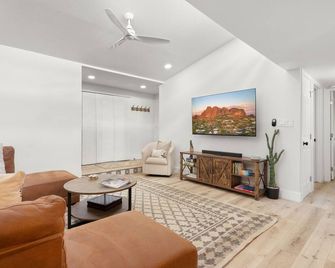 New! Remodeled! Close to ASU campus and Sloan Park! 1 King 2 Queens - Tempe - Living room