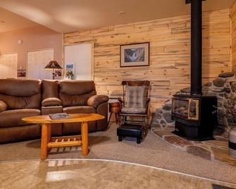 Trail's End- couples retreat close to downtown - Wapiti - Sala de estar