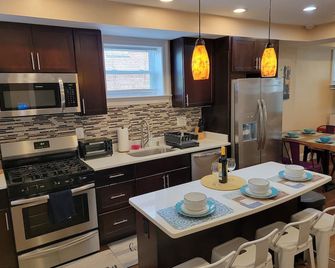 Luxurious, ideal for large groups, and two families + free parking - Washington, D.C. - Kitchen