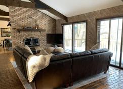 Mid-Century Modern Luxury Cabin - Bull Valley - Living room