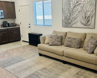 New Private Suite - Rancho Cordova - Olohuone