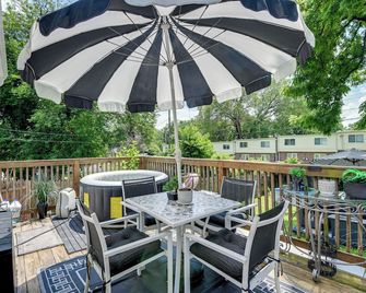 Outdoor Pool and Hot Tub Retreat - 6 Mi to Dtwn! - Baltimore - Balcony