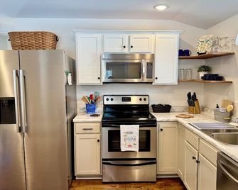 Lil Gem - Near Bethel And Hcmc - Paris - Кухня