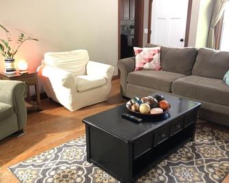 The Lodge Dog and Family Friendly 5 Bedrooms 13 guests 10 beds - Saint Peter - Living room