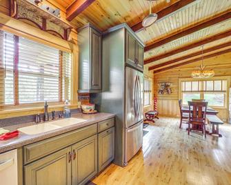 4 Mi to Grandfather Mountain: Cabin in Newland! - Little Switzerland
