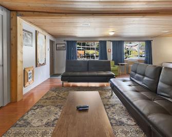 #15 Cozy Hot Tub Cottage - Union - Living room