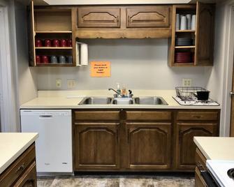 Relaxing 7- bedroom Retreat Center at Englishton Park. 250 acres, hiking trails - Lexington - Kitchen