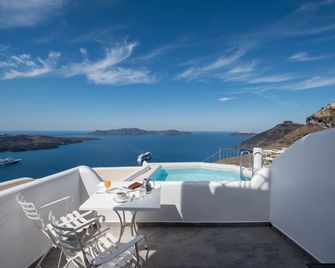 فيلا رينوس - فيرا - حوض السباحة