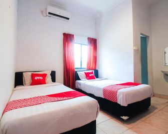 OYO 1969 Wisma Sari - Dumai - Bedroom