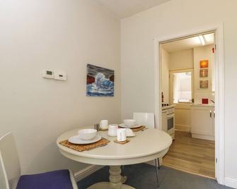 Garden Cottage, Pet Friendly, With A Garden In Acton Turville - Badminton - Dining room