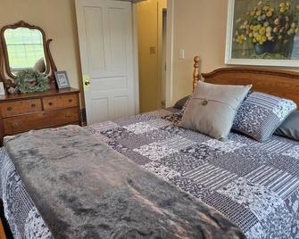 Peaceful 3-Bedroom Country Farmhouse Situated on 125 Acre Horse Farm - Greensburg - Slaapkamer