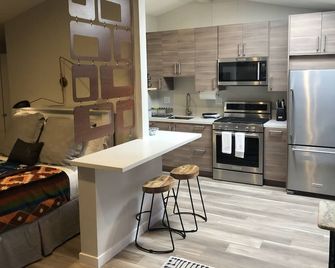 Artfully Curated Loft-Like Studio - Culver City - Kitchen