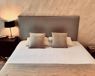 Logis Hôtel Saint Martin - Orléans - Bedroom