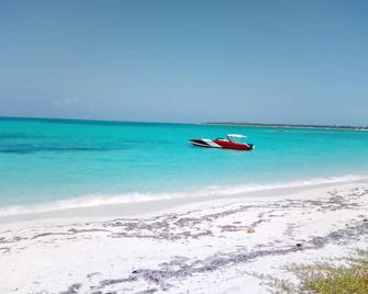 960 Sq. ft Beach Front Villa located in Steventon, Exuma, Bahamas . - Steventon - Playa