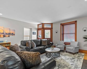 Spacious Soulard Home - St. Louis - Living room