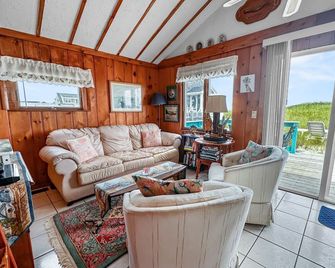 Salt, Sand & Serenity - Bye The Sea - East Sandwich - Living room