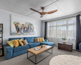 Bliss on Barratt - Blenheim Holiday Home - Blenheim - Living room