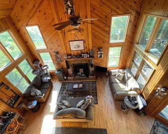 Beautiful Pet Friendly Home on the Cumberland River! Fish, Hike, Relax! - Burkesville - Living room