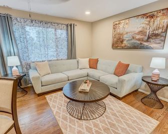 Central Luxury Retreat - Hot tub, Firepit, TVs, Grill, Games - Colorado Springs - Living room