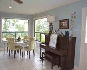 Uncle Boo's Spacious home with Awesome lake view and large yard. - Donalsonville - Comedor