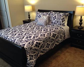 4 bedroom, sleeps 8. Cheaper than a hotel! Close to Downtown, MU, and Stadium! - Columbia - Bedroom