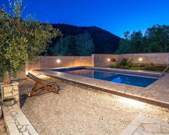 Lovely Home In Desne With Kitchen - Opuzen