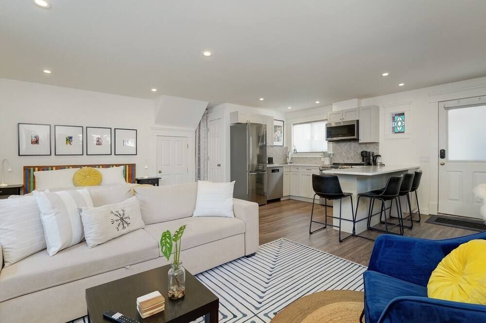 Fairfield Estate Coach House, close to Cook Street Village by Victoria Prime! - Victoria - Wohnzimmer