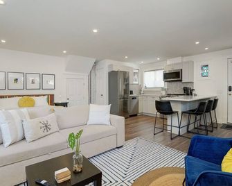 Fairfield Estate Coach House, close to Cook Street Village by Victoria Prime! - Victoria - Living room