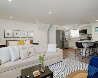 Fairfield Estate Coach House, close to Cook Street Village by Victoria Prime! - Victoria - Wohnzimmer