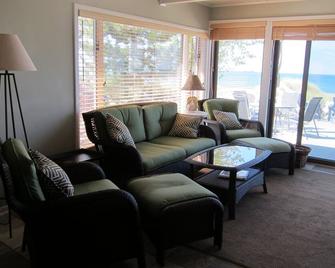 Beautiful North Shore Dr - private walk out beach amazing views of the pier. - Spring Lake - Living room